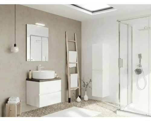 Baie cu lavoar, oglindă, scară pentru prosoape și duș