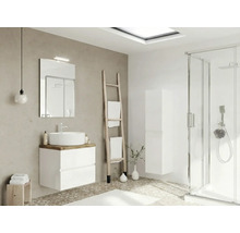 Baie luminoasă cu lavoar, oglindă, scară pentru prosoape și cabină de duș