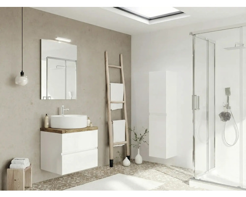 Baie luminoasă cu lavoar, oglindă, scară pentru prosoape și cabină de duș