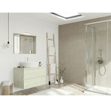 Baie cu lavoar, oglindă, duș și scară pentru prosoape