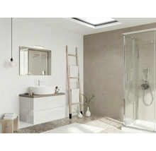 Baie luminoasă cu chiuvetă, oglindă, scară pentru prosoape și cabină de duș