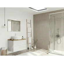 Baie luminoasă cu chiuvetă, oglindă, duș și scară pentru prosoape