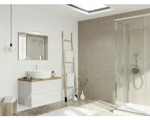 Baie luminoasă cu chiuvetă, oglindă, duș și scară pentru prosoape