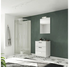 Baie modernă cu cabină de duș, dulap de bază pentru lavoar, oglindă și prosop