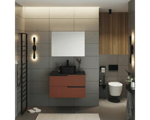 Baie cu lavoar, oglindă, radiator pentru prosoape și toaletă, cu design modern.