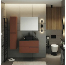 Baie modernă cu chiuvetă, oglindă, toaletă și calorifer portprosop