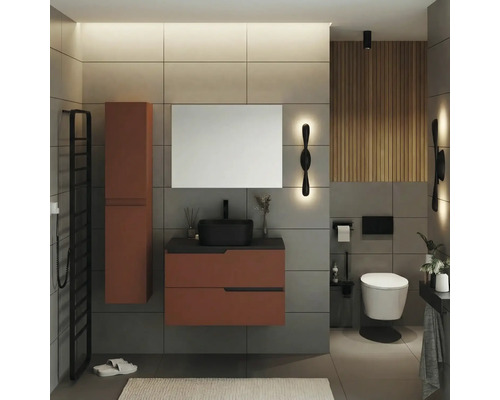 Baie modernă cu chiuvetă, oglindă, toaletă și calorifer portprosop