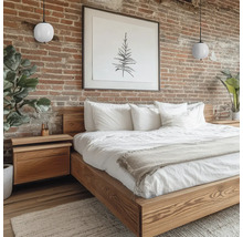 Dormitor cu pat din lemn, noptieră și lămpi de perete în fața unui perete de cărămidă