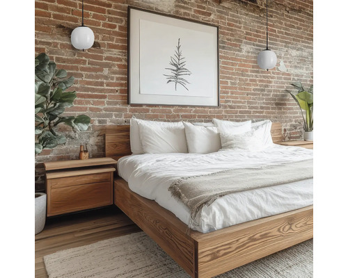 Dormitor cu pat din lemn, noptieră și lămpi de perete în fața unui perete de cărămidă