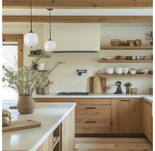 Bucătărie luminoasă cu elemente din lemn, lămpi suspendate și rafturi deschise