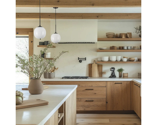 Bucătărie luminoasă cu elemente din lemn, lămpi suspendate și rafturi deschise