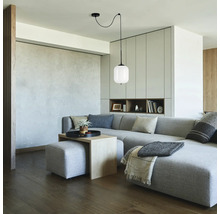 Living cu canapea de colț gri, masă din lemn și lampă suspendată