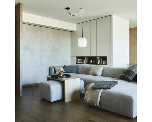 Living cu canapea de colț gri, masă din lemn și lampă suspendată