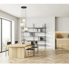 Sufragerie cu masă din lemn, scaune, bibliotecă și lampă suspendată cu trei sfere