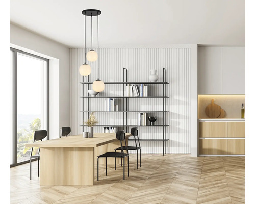 Sufragerie cu masă din lemn, scaune, bibliotecă și lampă suspendată cu trei sfere