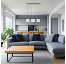 Living cu canapea gri, masă din lemn și lampă suspendată triplă deasupra mesei