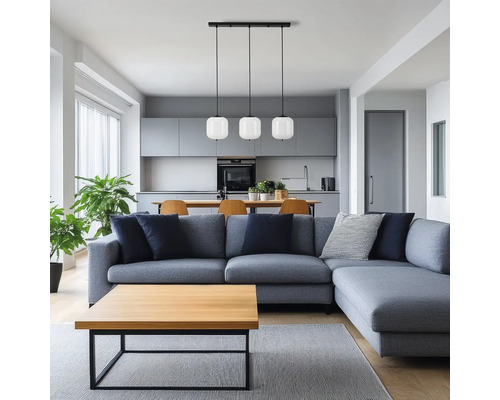 Living cu canapea gri, masă din lemn și lampă suspendată triplă deasupra mesei