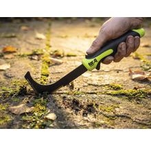 Răzuitor pentru rosturi de grădină în uz pe pietre de pavaj