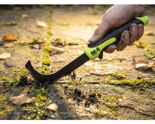 Răzuitor pentru rosturi de grădină în uz pe pietre de pavaj