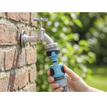 Scenă de grădină cu robinet de apă, cu racord pentru furtun de grădină for_q conectat în mână