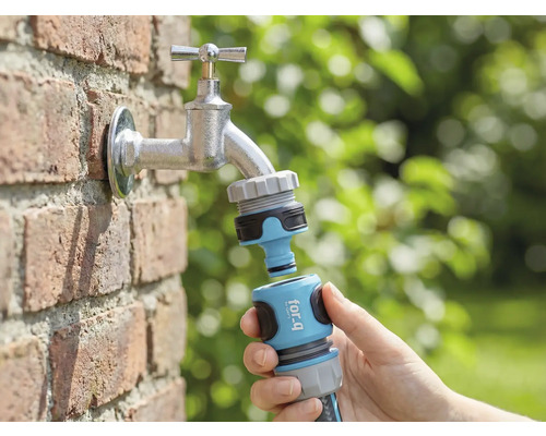 Scenă de grădină cu robinet de apă, cu racord pentru furtun de grădină for_q conectat în mână