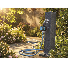Scenă de grădină cu robinet de apă, programator de irigare și furtun de grădină