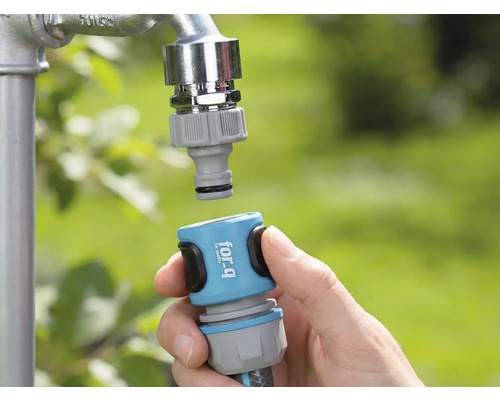 Racord rapid pentru furtun de grădină conectat la robinet