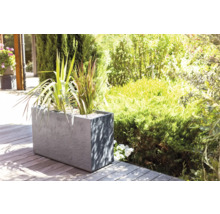 Jardinieră cu plante în grădină