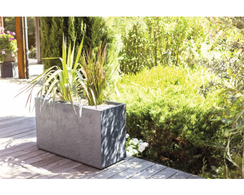 Jardinieră cu plante în grădină