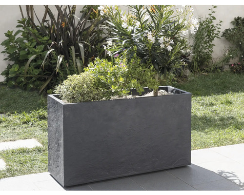 Jardiniere dreptunghiulară cu plante în grădină