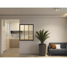 Cameră de zi cu plantă, canapea și trecere spre bucătărie