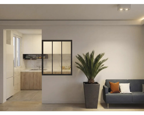 Cameră de zi cu plantă, canapea și trecere spre bucătărie