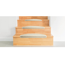 Scară din lemn cu covoare pentru trepte