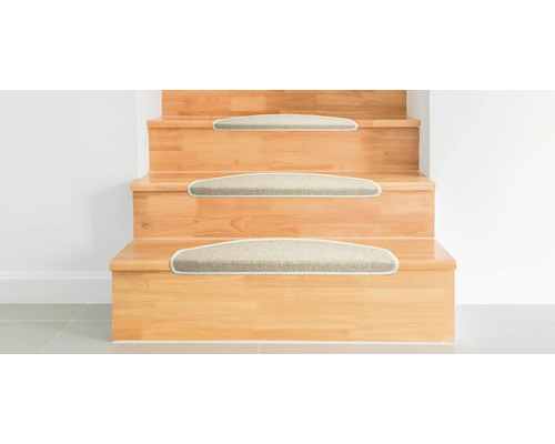 Scară din lemn cu covoare pentru trepte