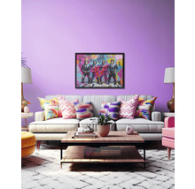 Cameră de zi cu canapea, măsuță de cafea și reproducere artistică înrămată pe perete