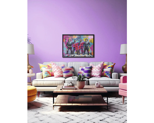 Cameră de zi cu canapea, măsuță de cafea și reproducere artistică înrămată pe perete