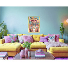 Living cu canapea de colț galbenă, perne și un tablou cu leopard înrămat pe perete