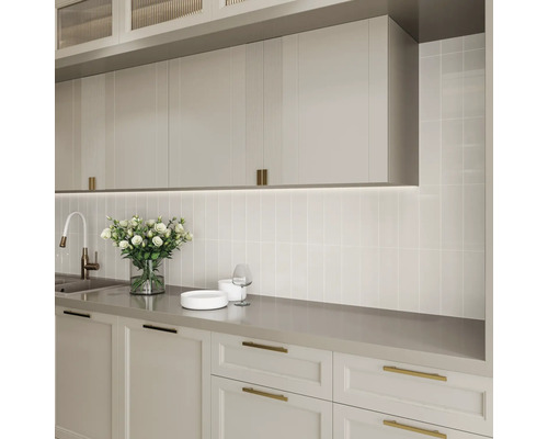 Scenă de bucătărie cu dulapuri de bucătărie, blat, chiuvetă, robinet, faianță și decorațiuni