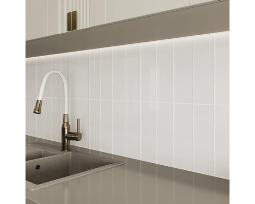 Chiuvetă de bucătărie cu robinet în fața faianței albe