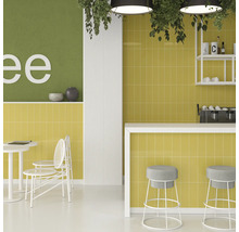 Interior cu gresie galbenă, mobilier alb și accente verzi