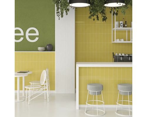 Interior cu gresie galbenă, mobilier alb și accente verzi