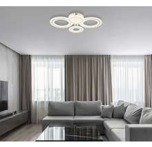 Living cu plafonier cu design inelar deasupra unei canapele gri