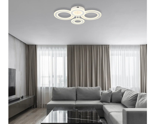Living cu plafonier cu design inelar deasupra unei canapele gri