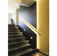 Casa scărilor cu scară, balustradă și iluminat