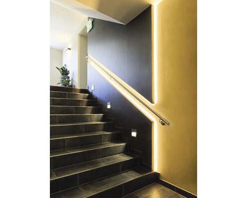 Casa scărilor cu scară, balustradă și iluminat