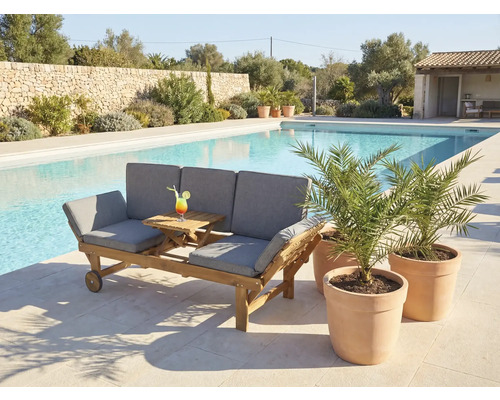 Bancă de grădină din lemn pentru trei persoane cu perne gri, masă rabatabilă și roți lângă o piscină