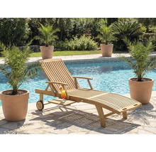 Scenă cu un șezlong din lemn, un cocktail și plante lângă o piscină.