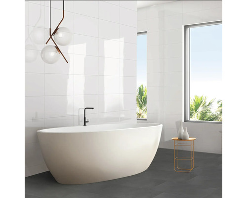 Baie cu cadă, baterie lavoar, faianță și gresie