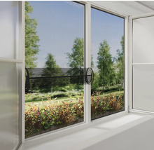 Fereastră cu plasă de insecte și vedere spre verdeață