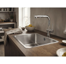 Chiuvetă cu robinet într-o bucătărie luminoasă